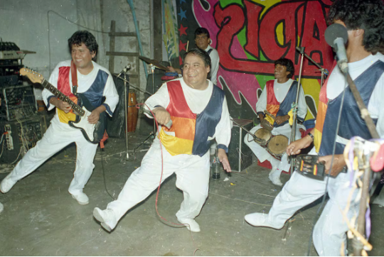LOS SHAPIS Y EL PODER DE LA CHICHA: CÓMO UNA BANDA NACIDA EN JUNÍN CONQUISTÓ LIMA EN LOS AÑOS 80 PESE A LA DISCRIMINACIÓN Y EL PREJUICIO
